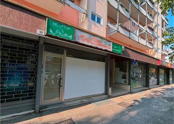 NEGOZIO IN VENDITA UN VIA MILANO